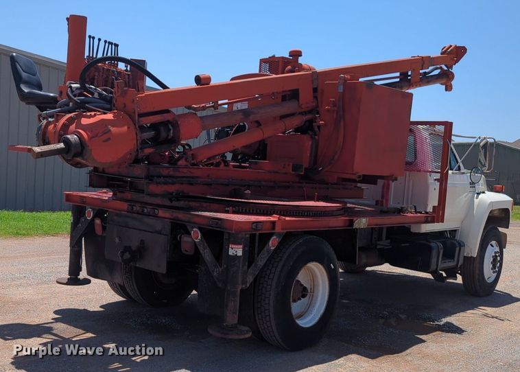 image for item NG9804 1993 Ford F700 pressure digger truck