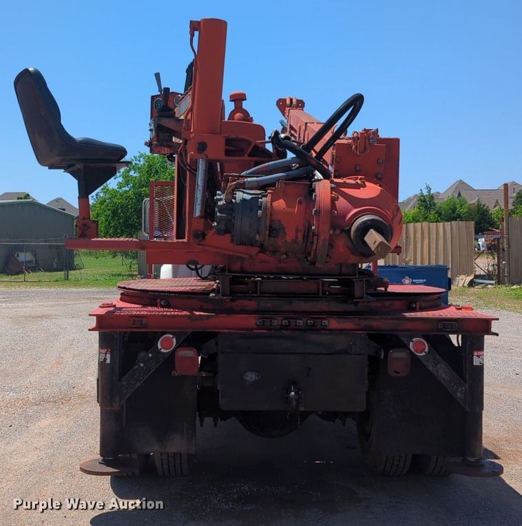 image for item NG9804 1993 Ford F700 pressure digger truck