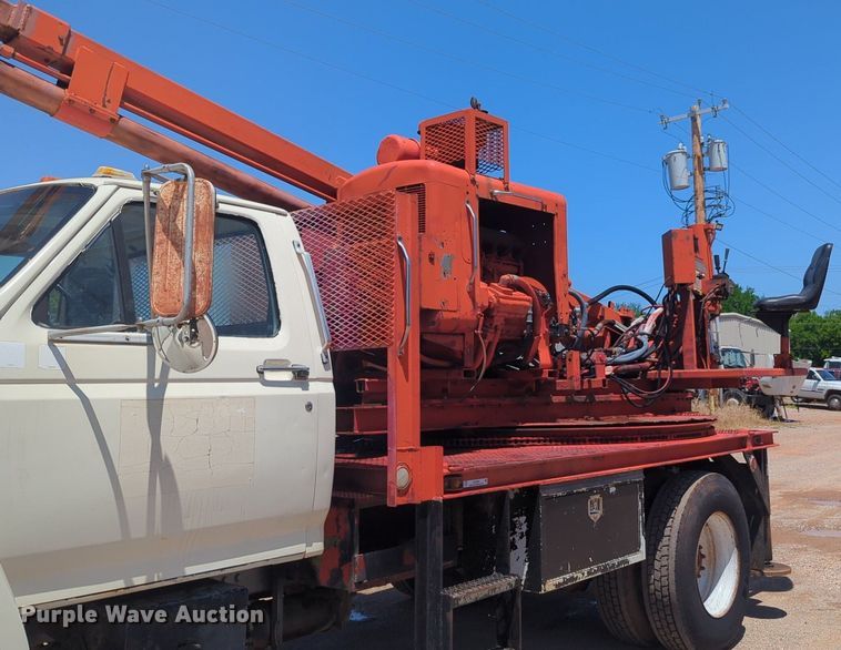 image for item NG9804 1993 Ford F700 pressure digger truck