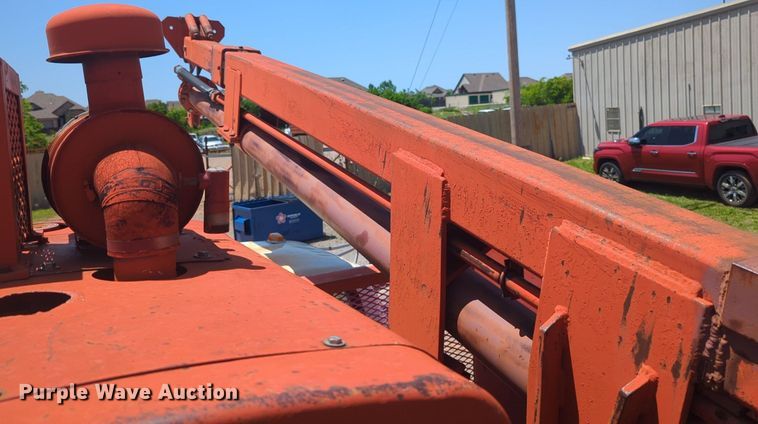 image for item NG9804 1993 Ford F700 pressure digger truck