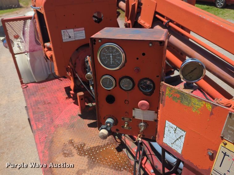 image for item NG9804 1993 Ford F700 pressure digger truck