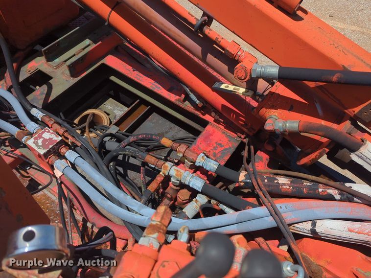 image for item NG9804 1993 Ford F700 pressure digger truck