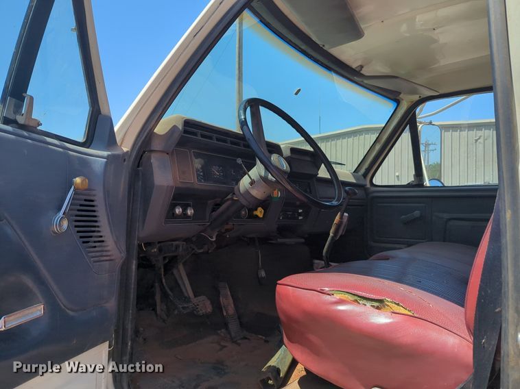 image for item NG9804 1993 Ford F700 pressure digger truck