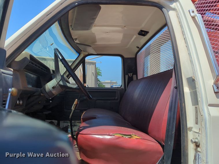 image for item NG9804 1993 Ford F700 pressure digger truck