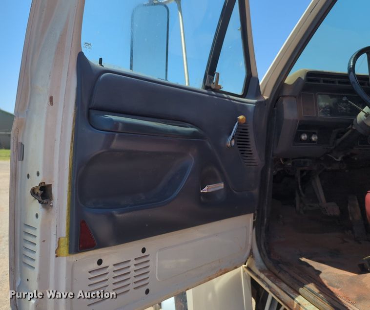 image for item NG9804 1993 Ford F700 pressure digger truck