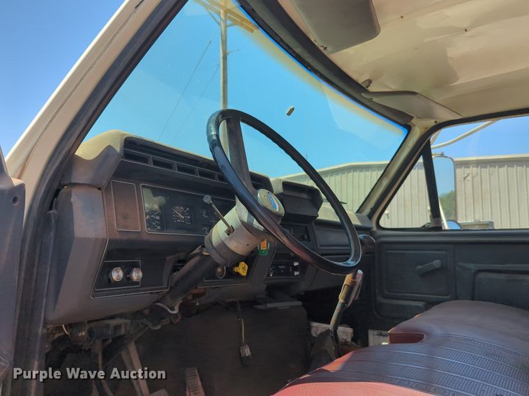 image for item NG9804 1993 Ford F700 pressure digger truck
