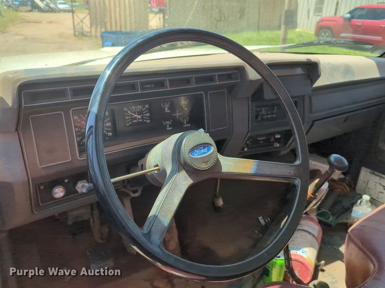 image for item NG9804 1993 Ford F700 pressure digger truck