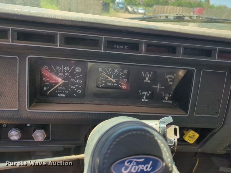 image for item NG9804 1993 Ford F700 pressure digger truck