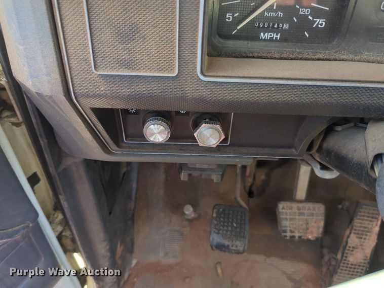 image for item NG9804 1993 Ford F700 pressure digger truck