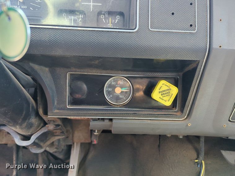 image for item NG9804 1993 Ford F700 pressure digger truck