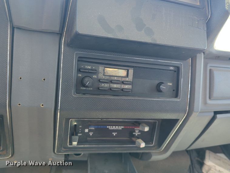 image for item NG9804 1993 Ford F700 pressure digger truck