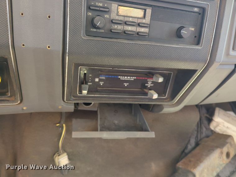 image for item NG9804 1993 Ford F700 pressure digger truck