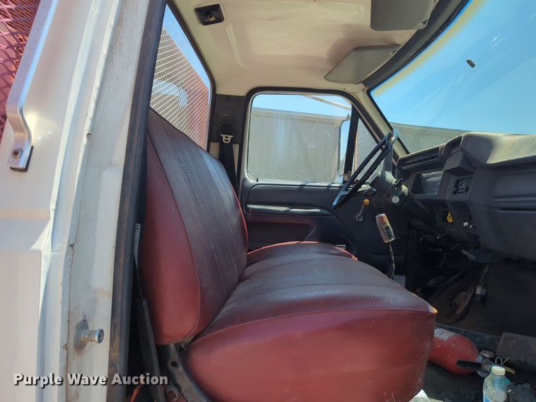 image for item NG9804 1993 Ford F700 pressure digger truck