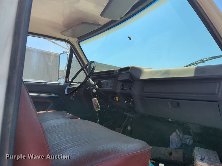 image for item NG9804 1993 Ford F700 pressure digger truck