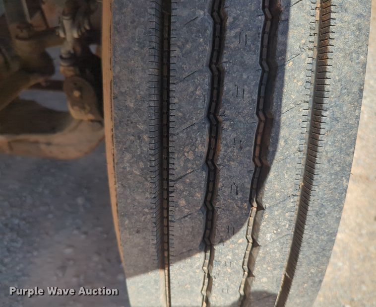 image for item NG9804 1993 Ford F700 pressure digger truck