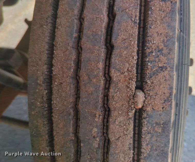 image for item NG9804 1993 Ford F700 pressure digger truck