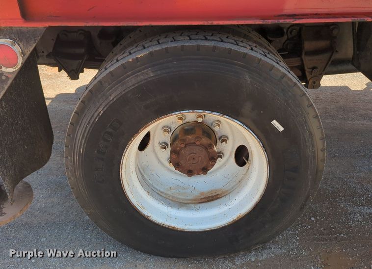 image for item NG9804 1993 Ford F700 pressure digger truck