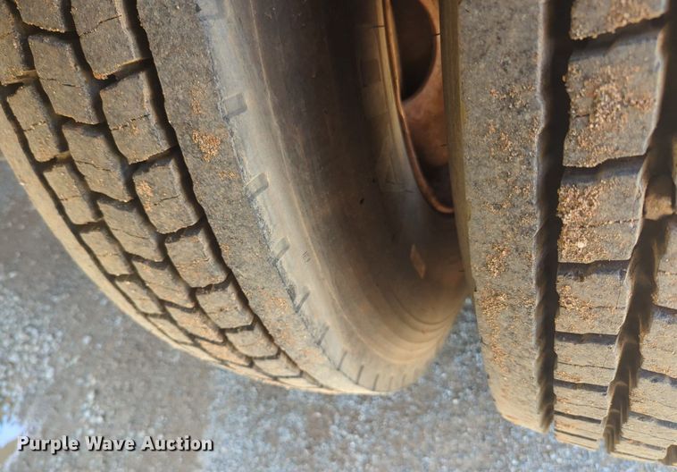 image for item NG9804 1993 Ford F700 pressure digger truck