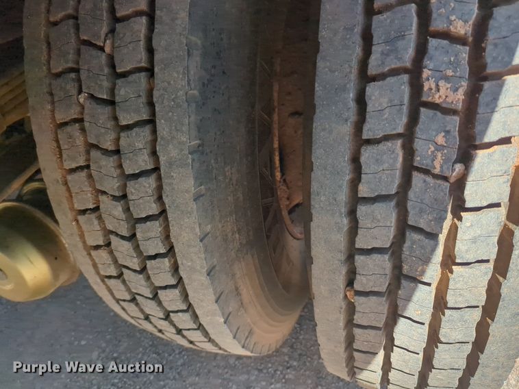 image for item NG9804 1993 Ford F700 pressure digger truck