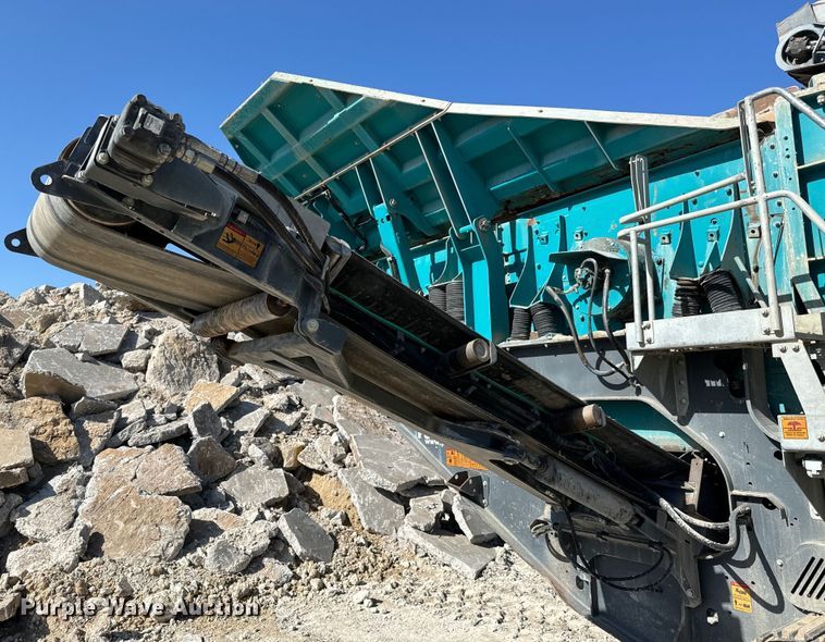 image for item NL9814 2017 Powerscreen Trakpactor 320SR impact crusher screening plant