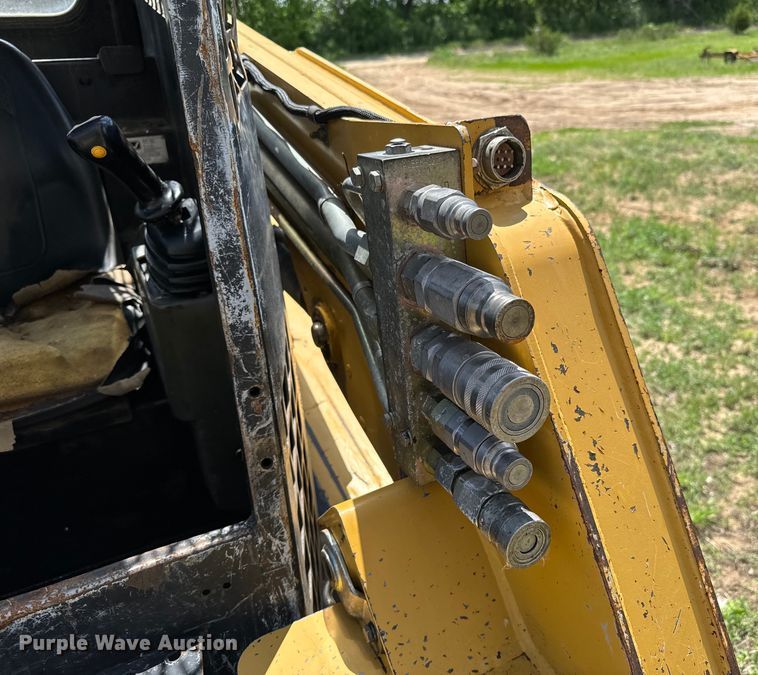 image for item NL9843 2005 ASV RC85  tracked skid steer loader