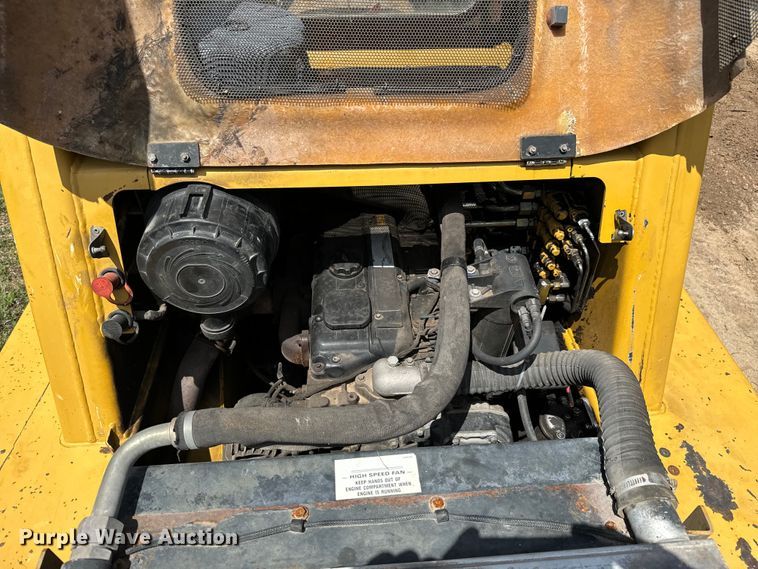 image for item NL9843 2005 ASV RC85  tracked skid steer loader