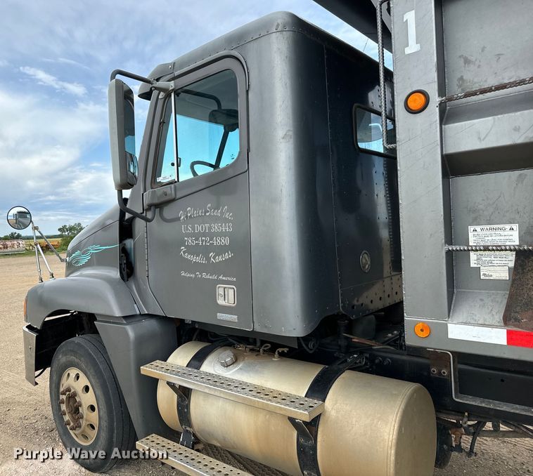 image for item NL9844 2005 Freightliner  Century Class S/T dump truck