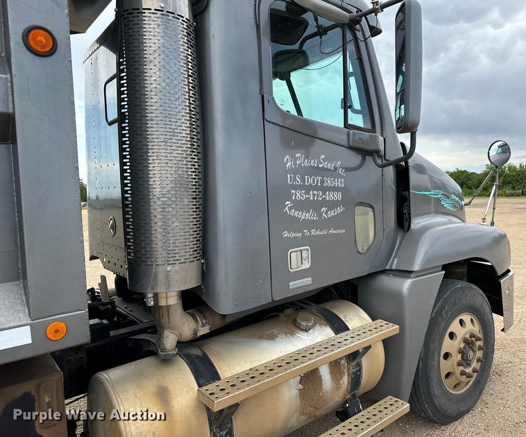 image for item NL9844 2005 Freightliner  Century Class S/T dump truck