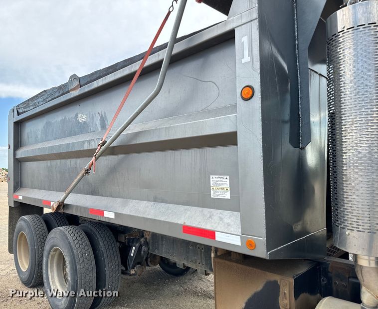 image for item NL9844 2005 Freightliner  Century Class S/T dump truck