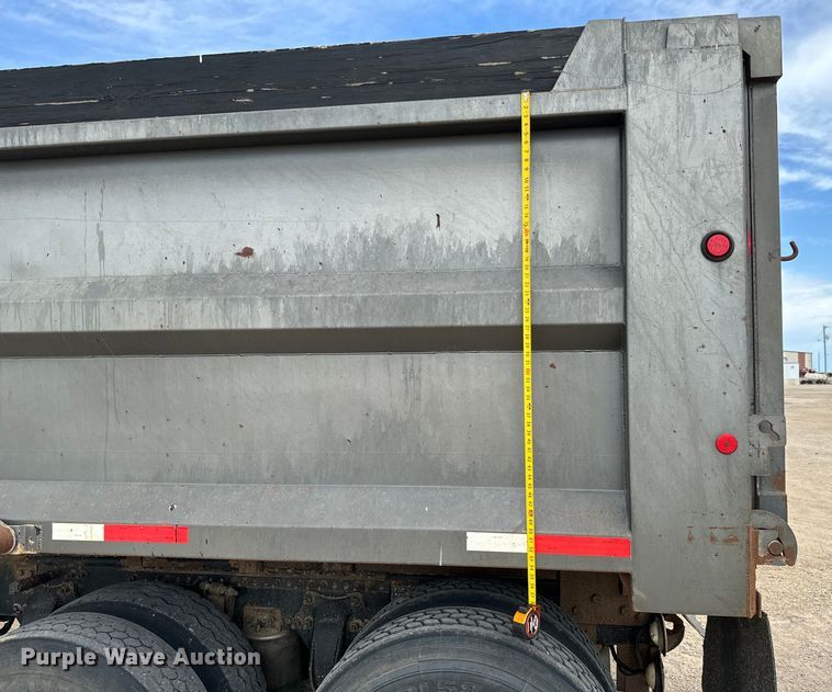 image for item NL9844 2005 Freightliner  Century Class S/T dump truck