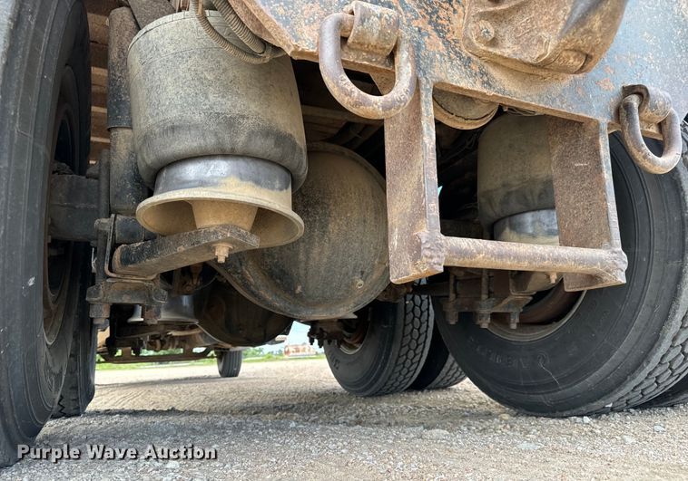 image for item NL9844 2005 Freightliner  Century Class S/T dump truck