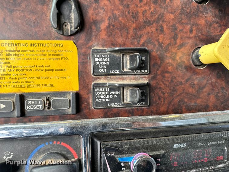 image for item NL9844 2005 Freightliner  Century Class S/T dump truck