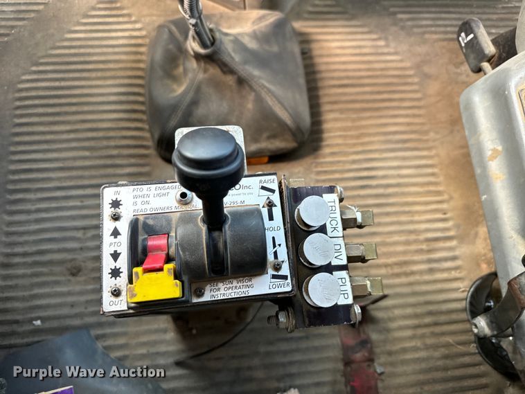 image for item NL9844 2005 Freightliner  Century Class S/T dump truck