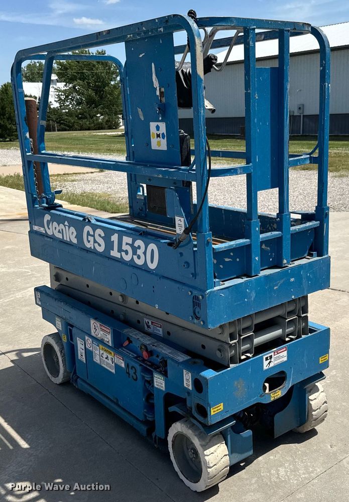 image for item NL9857 2002 Genie GS 1530 scissor lift