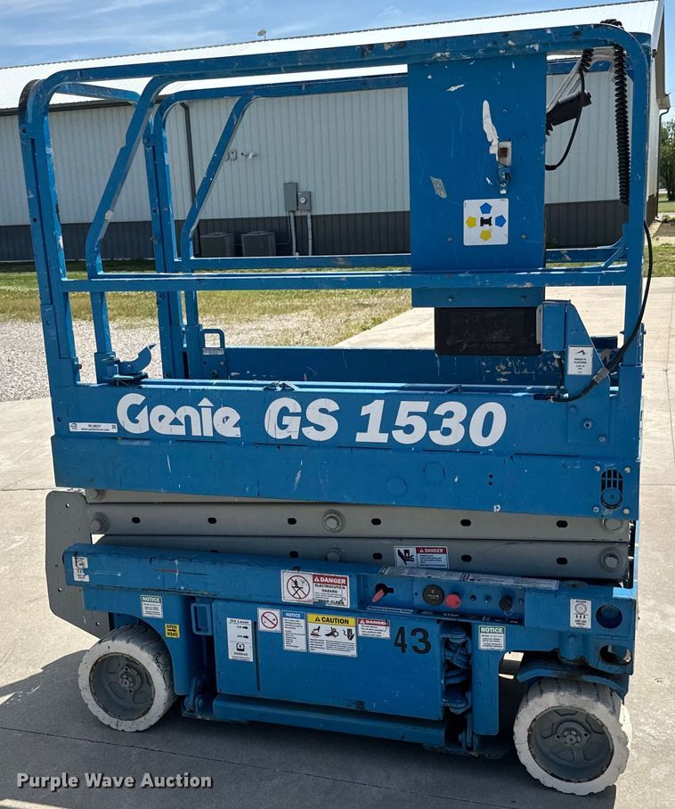 image for item NL9857 2002 Genie GS 1530 scissor lift