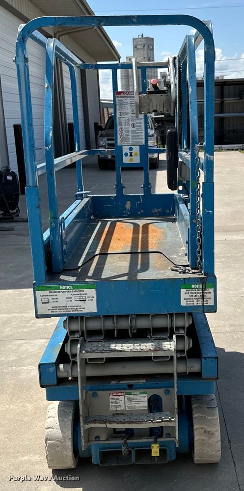 image for item NL9857 2002 Genie GS 1530 scissor lift