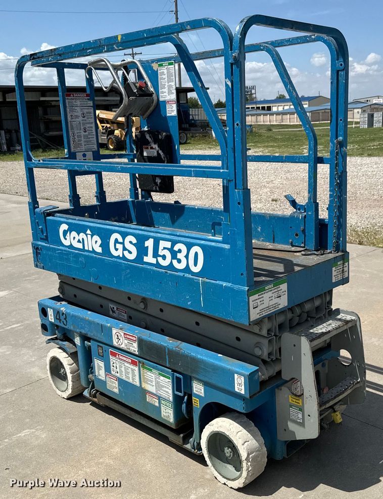 image for item NL9857 2002 Genie GS 1530 scissor lift