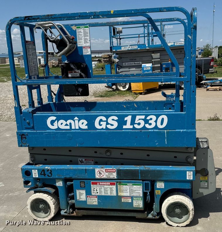 image for item NL9857 2002 Genie GS 1530 scissor lift