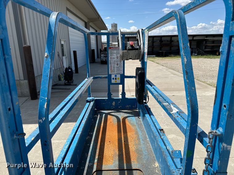 image for item NL9857 2002 Genie GS 1530 scissor lift