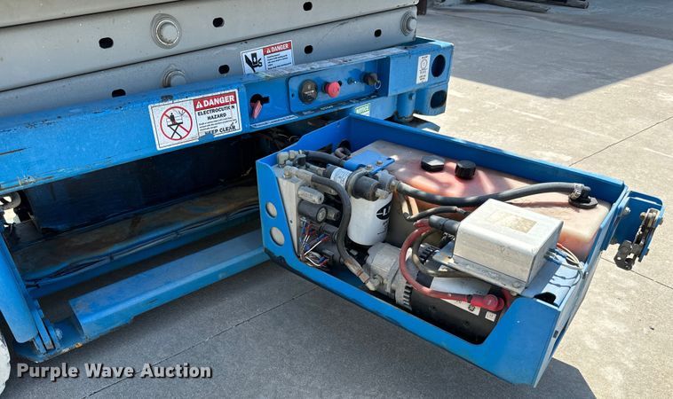 image for item NL9857 2002 Genie GS 1530 scissor lift