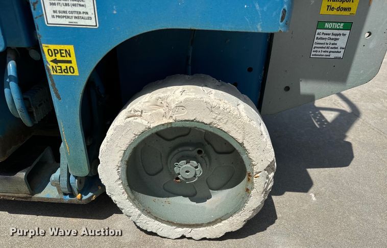 image for item NL9857 2002 Genie GS 1530 scissor lift