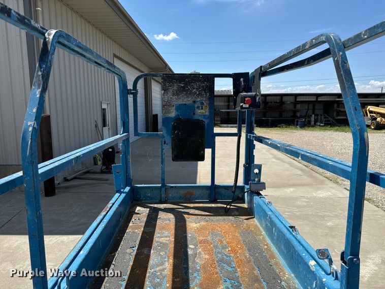 image for item NL9858 2005 Genie GS-2646 scissor lift