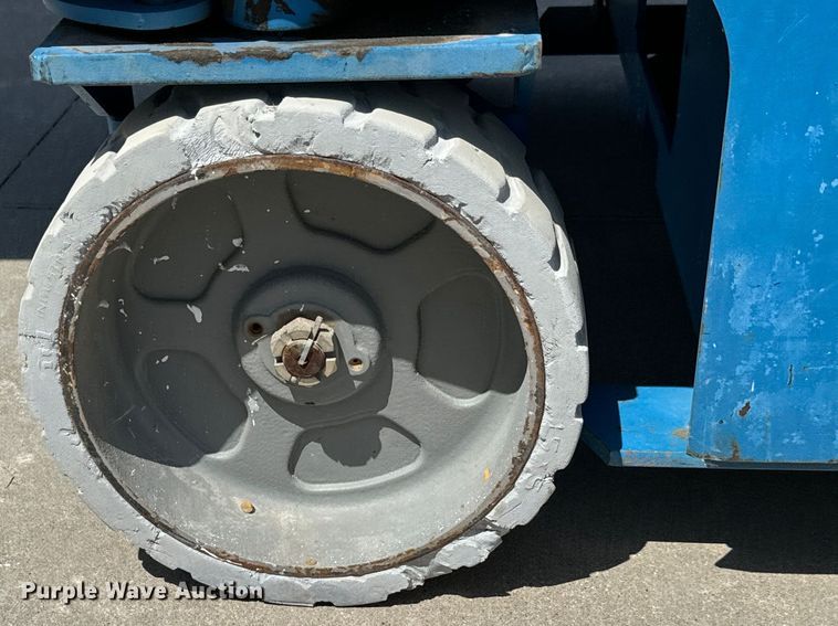 image for item NL9858 2005 Genie GS-2646 scissor lift