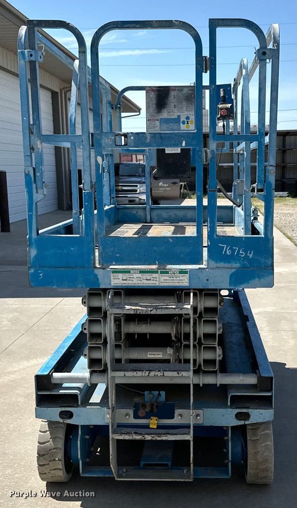 image for item NL9859 2005 Genie GS-2646 scissor lift