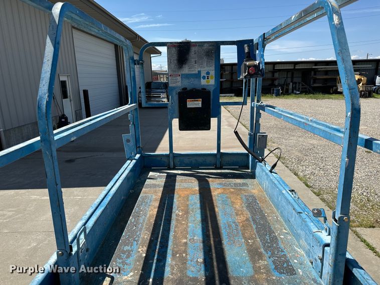 image for item NL9859 2005 Genie GS-2646 scissor lift