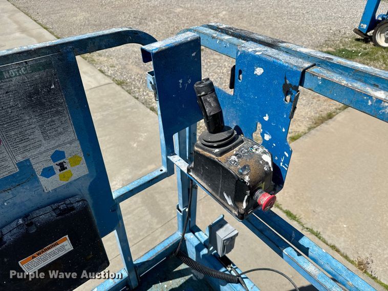 image for item NL9859 2005 Genie GS-2646 scissor lift