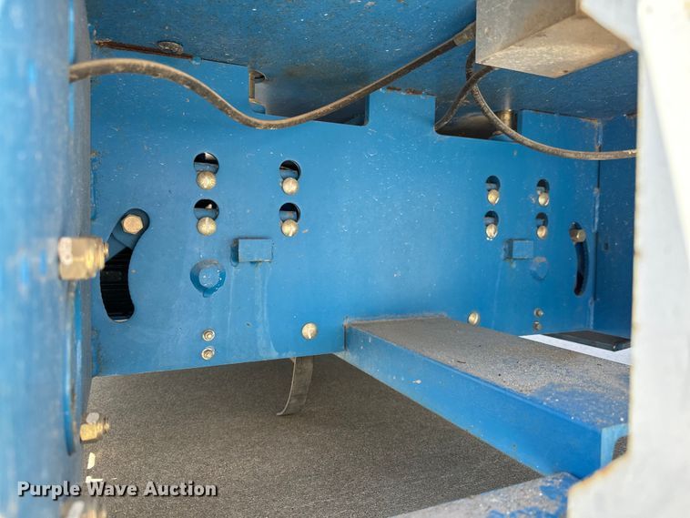 image for item NL9859 2005 Genie GS-2646 scissor lift