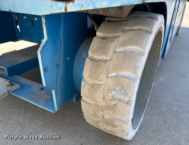 image for item NL9859 2005 Genie GS-2646 scissor lift