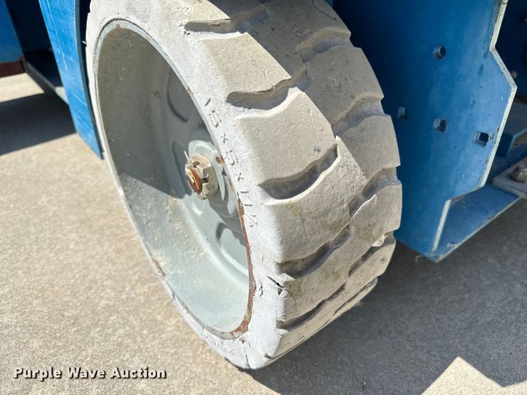 image for item NL9859 2005 Genie GS-2646 scissor lift