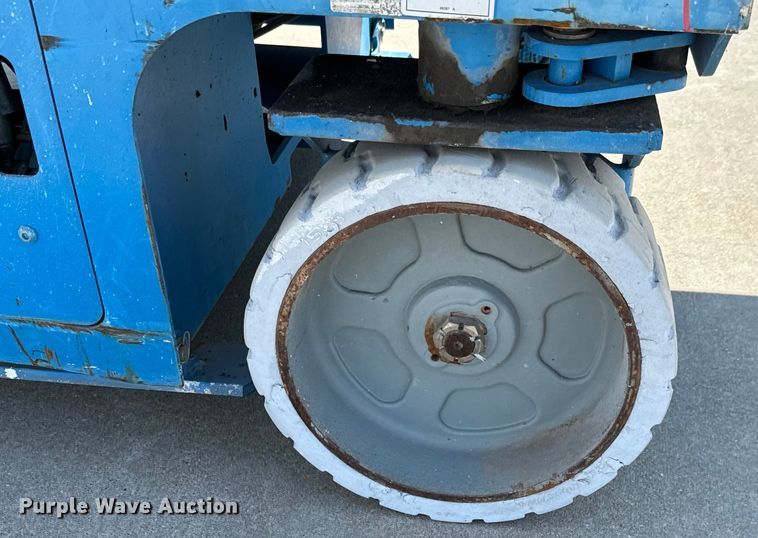 image for item NL9859 2005 Genie GS-2646 scissor lift